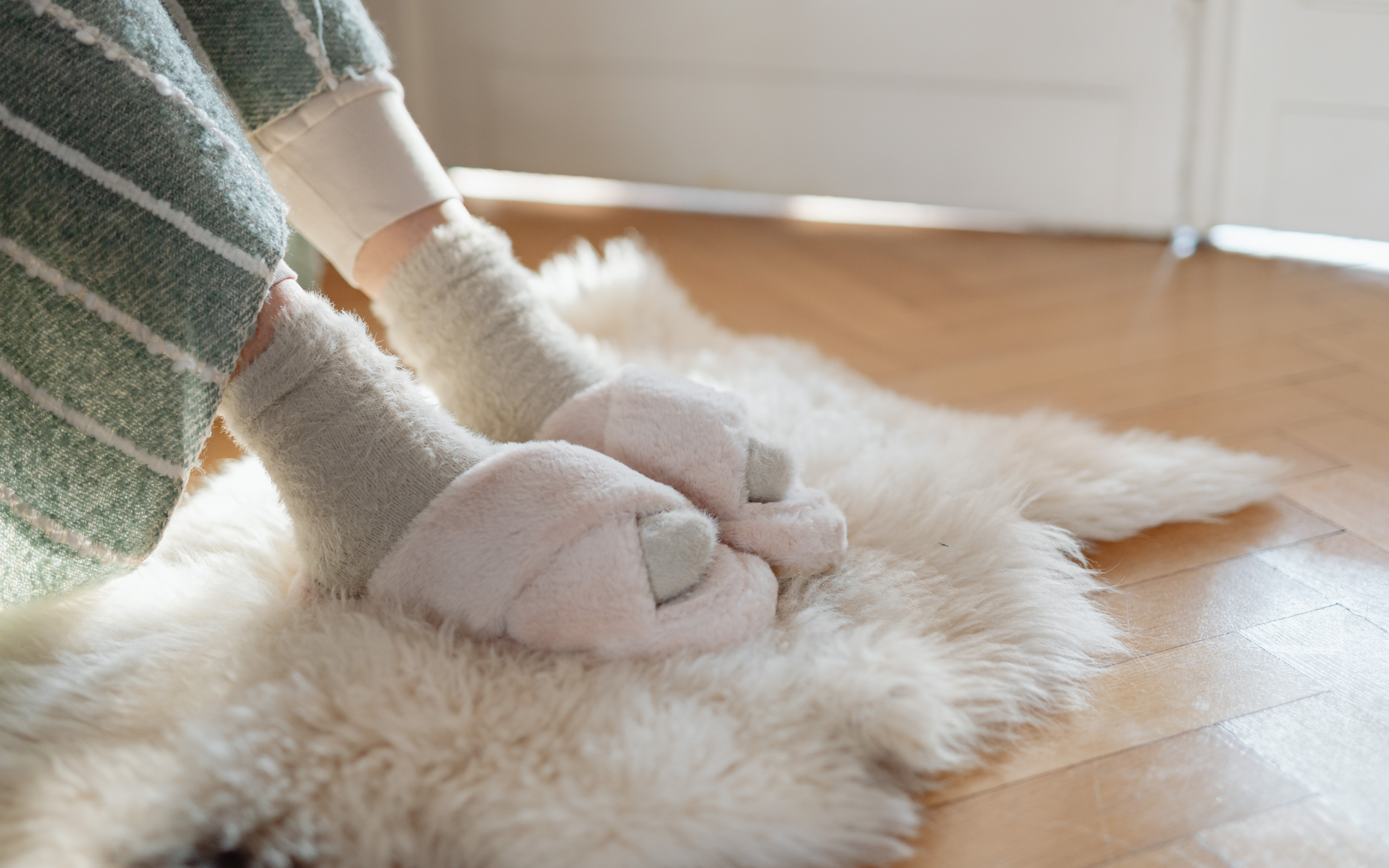 The Secret to Year-Round Home Comfort: Choosing the Perfect Indoor Slippers